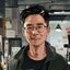 资深漫画创作者林晓峰头像，年轻男性，创意感十足，工作室环境背景
